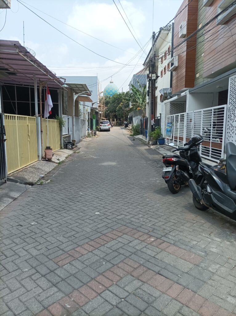 Lokasi terletak dalam perumahan yg mayoritas lingkungannya kost kostan